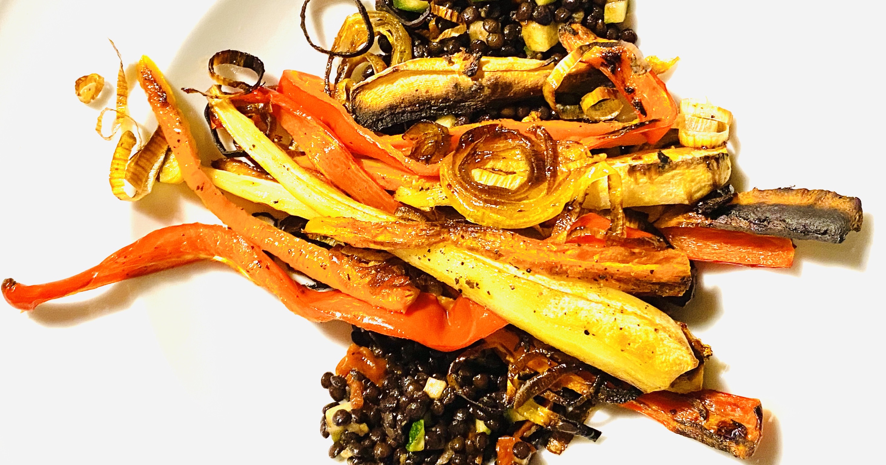 Lauwarmer Salat von Beluga-Linsen mit geröstetem Ofengemüse – geballte Pflanzenpower für Glückskinder