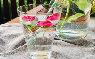 Rosen-Minz-Wasser zur Kühlung im Sommer