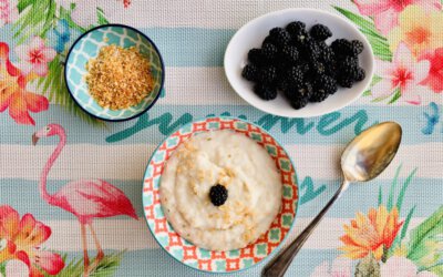 Sommerleichter Frühstücksbrei mit Reis und frischen Beeren