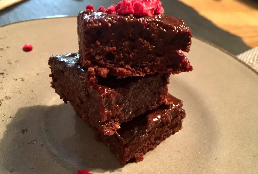 Rote-Bete-Brownies mit Kokos-Crema und gesunder Süße